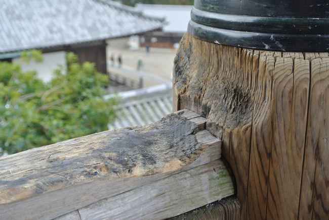 修二会での松明の重みでしょうか？黒くなって削れています。