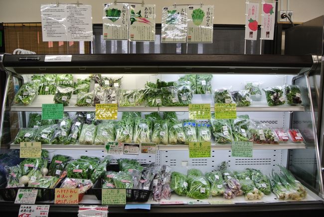 奈良のお土産店<br />地元の野菜や名産品が並びます。