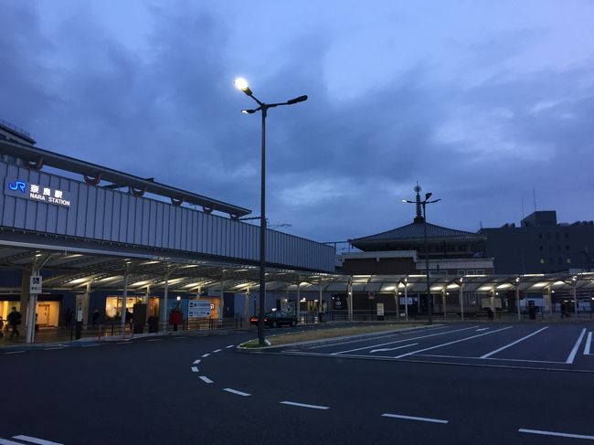 早朝のJR奈良駅前<br />今日も曇りの天気予報です。青空を期待していたので残念です。