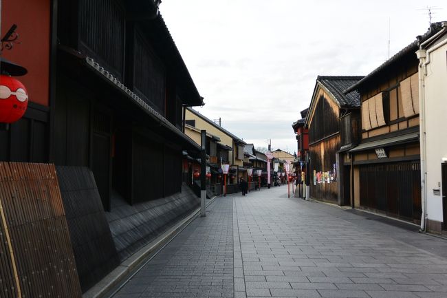 花見小路もこんな感じ！<br /><br />いつもすごい人で賑わっているけど、<br />静まりかえっていて風情を感じられる・・・