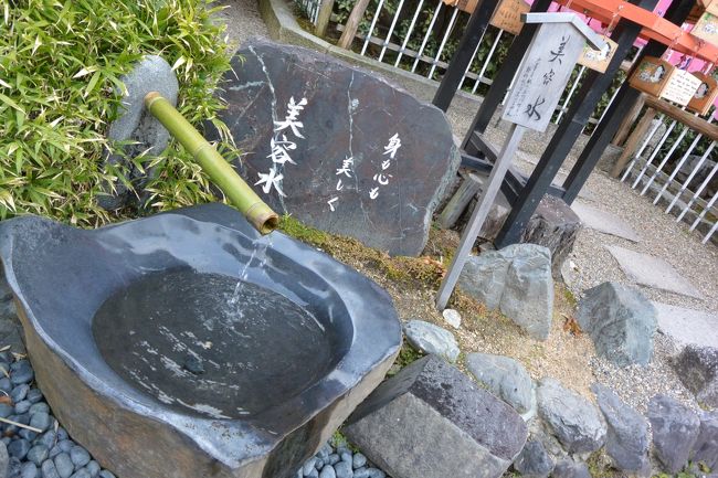社殿前には神水が湧き出ていて、<br />「美容水」としてお肌につけるといいとの事！<br /><br />コレはお肌に付けなくては(笑)<br />お賽銭入れてませんが^^;<br />