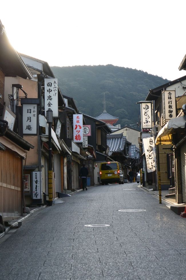 開店準備をされているお店がチラホラ。。。<br /><br />今日は日曜日！<br />この通りも数時間後には人でごった返し、<br />思う様に歩けなくなるんだろうね・・・<br /><br />
