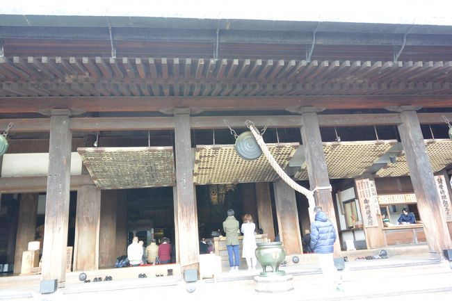 本堂では朝早くからお仕事中です。。。