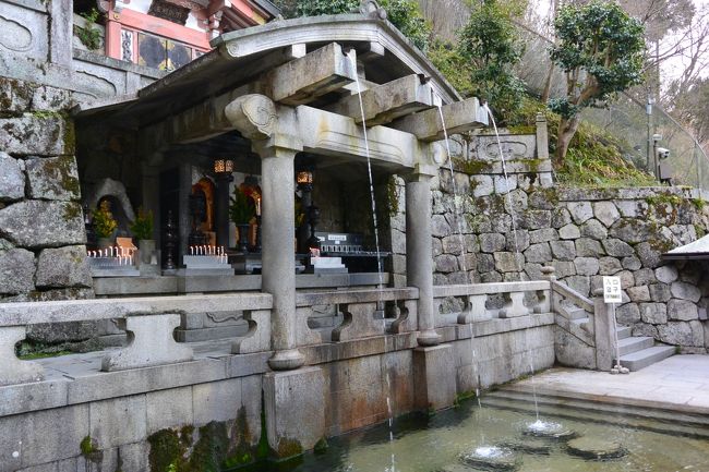 清水寺で人気のスポットの【音羽の瀧】<br /><br />いつも順番待ちが出来たりしてるけど、<br />朝も早いと独占して記念撮影出来ちゃうよ〜(笑)