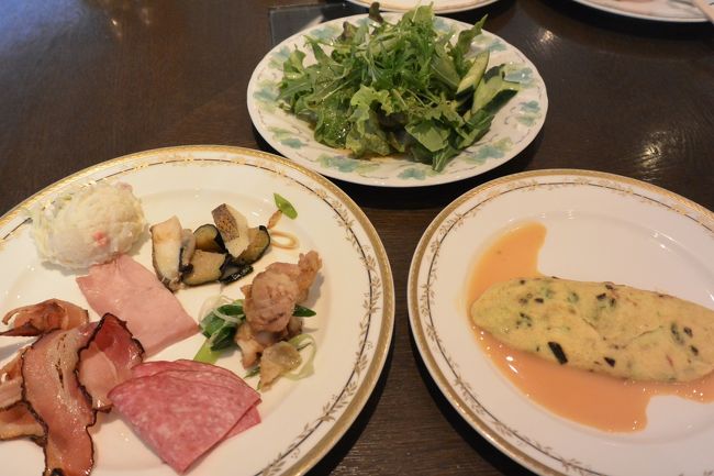 第一弾(笑)<br /><br />京風のオムレツを作ってもらって、<br />大量のサラダと暖かいお料理など<br />いただきまーす(^-^)