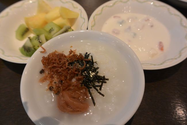 第二弾♪<br /><br />お粥にヨーグルト、フルーツと<br />しっかりといただきます(#^.^#)