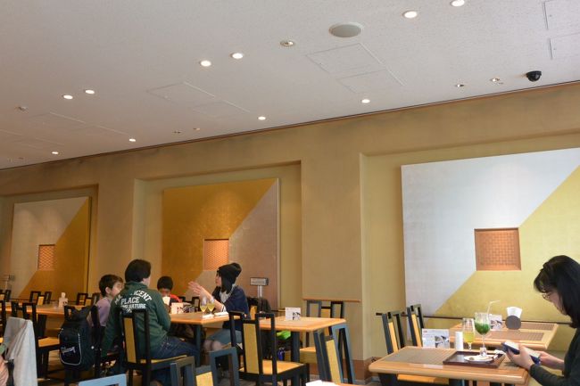 ちょうど行った時は空いていたけど、<br />その後はほぼ満席になっていました！<br /><br />カウンターもあるし雑誌もあったので<br />お一人様でも行きやすい感じのお店でした(^^)