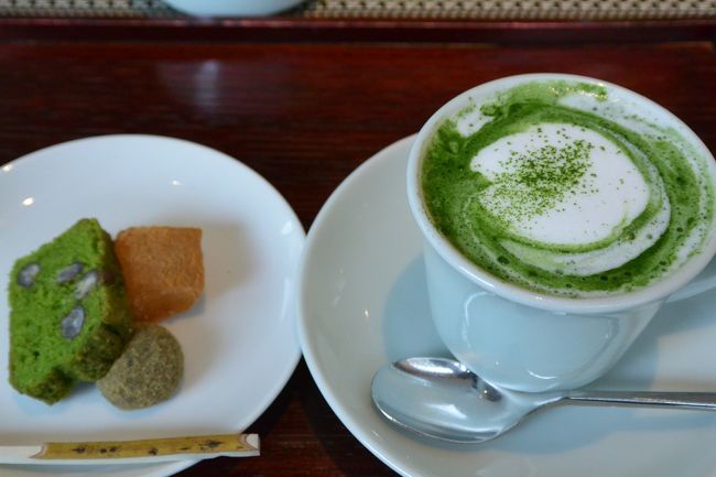 私は抹茶が飲みたかったので<br />抹茶カプチーノを注文♪<br /><br />小菓子付きで７２０円なり！<br /><br />落ち着く〜〜〜ヽ(´▽｀)/