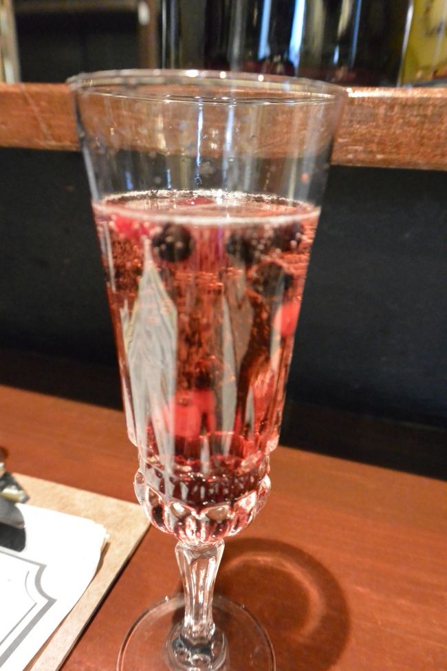 バスの時間があるため、１７時に予約＾＾<br /><br />焼肉食べてまだ数時間しか経ってないよ(笑)<br /><br />とりあえずはシャンボールシャンパンでカンパイ♪<br />木いちごリキュールとシャンパンのカクテルで<br />６５０円なり！<br />