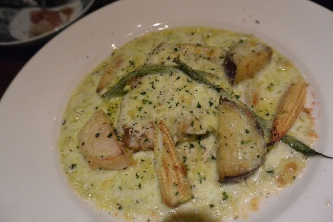 鱈のグラチネ、１,３８０円なり！<br /><br />グラタンみたいな感じで美味しかったけど、<br />ホントお腹空いていなくて、、、　←　ｸﾄﾞｲですが(^_^;)<br />無理矢理食べてる感じで(*_*)<br /><br />焼肉なんか食べるからだよねー（汗）