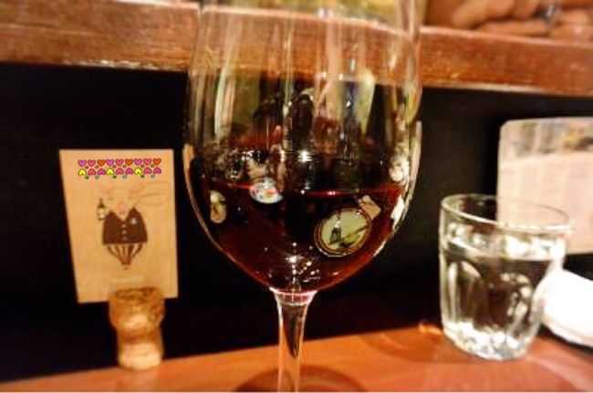 でも、飲んでしまう私達（笑）<br /><br />一応お肉も頼んだので赤ワインもね♪<br />８５０円なり！