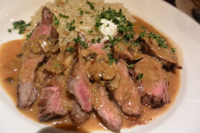 前回ステーキを注文したつもりが、<br />ライス付きのお肉が来て・・・<br />リベンジだ！と思ってたのに、<br />間違えて注文してしまった（苦笑）<br /><br />さっきお肉食べたばかりなのに、またお肉(笑)<br /><br />もう、正直二人してお手上げ状態・・・<br />なんですが、あまり残すのも申し訳ないし<br />ちょっとは食べないとね！<br /><br />二人で譲り合いして(笑)<br />少しは食べたけど、ちょっとゴメンなさいを<br />してしまいました。。。<br /><br />食べてばかりも疲れるものです（汗）<br /><br />２日目は花魁以外は食べてばかりで<br />ちょっとお疲れで・・・<br />帰りのバスでは爆睡して帰ってきたけど、<br />久々の女子旅は花灯路を見たり、<br />美味しいグルメとで大満足の京都旅となりました♪゜・*:.。. .。.:*・♪<br /><br />〜〜〜最後まで読んで頂き有難うございました〜〜〜