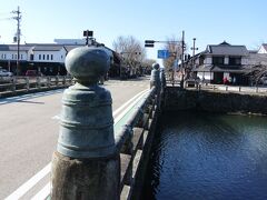 彦根城下町

　京橋を渡ってゆくと、夢京橋キャッスルロードという、ちょっと違うことを想像してしまいそうな名前の通りが。
　まあ、おみやげ屋さんなどがならぶ商業施設です。

　このネーミング、どうなんだろうか。
　旅人としては、観光観光してて少し引いてしまうなあ。

　彦根駅の無愛想に難癖を付け、城下町のネーミングにかみつく。
　中高年の嫌われるところだね。