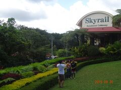 スカイレールのキュランダ駅に着きます。