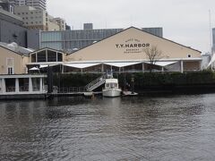 目の前にお店が見えます。
おしゃれな雰囲気(*ﾟｰﾟ*)

ところが、日曜日の15時以降はバーのメニューになってランチメニューはないとのこと。私達3人は全く飲まないのでおつまみ程度では物足りない・・・
というわけで、隣のベーカリーに行くことにした。