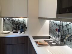 興奮し過ぎが原因か、それとも時差ぼけか。
パリの一晩目は、ほぼ不眠のまま早起きしました。
こんなんで一日観光しても大丈夫なのかな?と思ったところで仕方なし。

柔軟体操をして目をしっかり覚まします。
せめて食べることはしっかりしよう。
自分を支えるため、朝ごはんをしっかり食べました。
しっかり、しっかり‥と思えば思うほどグダグダとなっていく自分。
朝食はコーヒーとパンとオレンジジュース。

食べると不思議のもので、
あれ？寝ていない割にはけっこう元気かも？と
前向きに。
今日はエミトラベルのオプショナルツアーに参加。
ノートルダムとルーブル美術館巡りです。

金曜日、ルーブルは夜間もオープンしています。
じっくり、しっかり、たっぷり、ルーブルに。
再入場は、ツアーのチケットを使えるはず。
ミュージアムショップで記念になるお土産も買いたいので、クレジットカードも持っていきます。
visaカードと優待券で、商品10%OFF。