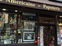 ツアー終了後にホテルへ戻り、軽食（朝食の残り）をとりました。
寝不足で若干フラフラするので30分ほどベッドで横になって休憩。

観光の再スタート。
まずはヴァンドーム広場近く、カルティエ本店前のビル4階にあるJCBラウンジパリに行きます。そこでバスとメトロの10枚綴りチケットのカルネを購入。
思う存分日本語を話し、飲み物をいただいてから失礼しました。

他のブログで紹介されていたオペラ通り可愛いお土産屋さんに寄りました。店内はうなぎの寝床のように奥が深いです。観光地の切り絵カードなどを購入。日本人の観光客も多く訪れている様子。
パリは紙製の文房具用品が高いらしく、おしゃれなノートが9ユーロ。
店員さんが日本人の女性でした。

その同じ通りにあるパン屋『ポール』でスモークサーモンとトマトのサンドイッチを買います。これは明日の朝食用。

さらに通りを下り、スーパー『モノプリ』で買い物。
エコバックを数点、お土産に。1.5、2ユーロです。
地下の食品売り場で、牛乳、イチゴ、冷凍食品、ビールを購入です。
エミトラベルからいただいたエコバックを早速利用しました。。
イチゴ 500g 3.50ユーロ  冷凍ケバブ 3.35  1664ビール 1.30  ヨーグルト 0.91 
牛乳 2.7ユーロ

レジでの買い物、すごい緊張、ドキドキします。
並んでお会計するだけなのですが、異国での買い物にまだ慣れません。