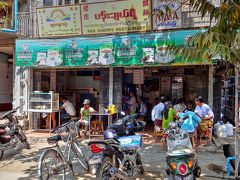 ゲストハウスのすぐそばにある「櫻花レストラン」。
シャン式、ビルマ風ヌードルの店。