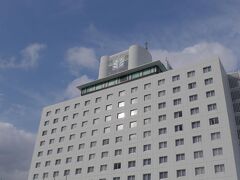 お宿
ホテル日航八重山

今回 ジャルパックのプランでホテル2泊にレンタカーと夕食一回付き
1人1500円のクーポンも付いてかなりお得に宿泊できました

13階までありますが最上階はバーラウンジ
客室は12階まででその12階のお部屋でした
下の方の階には団体さんが多いかな？

