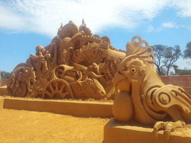 中は意外と小さい。が、彫刻がハイクオリティー！！！ニワトリやら、後ろには魚やらカメレオンやら色々隠れた彫刻。かわいい。