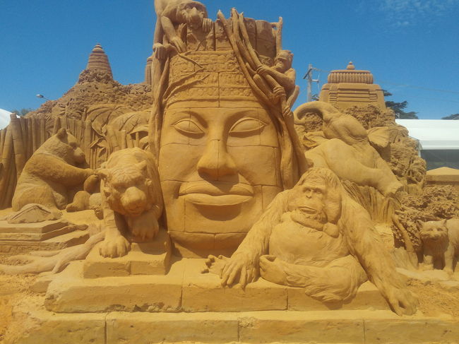 アジアゾーン。アンコールトムのバイヨン。迫力あるー！横のオラウータン（笑）