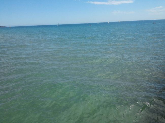 歩いて五分くらいにビーチがあり、行ってみたら中々綺麗😻暑い日だったから家族で海水浴客いっぱい！とはいえ、関東近郊ビーチに比べたら随分のんびりしてる。オーストラリアのいいところ。