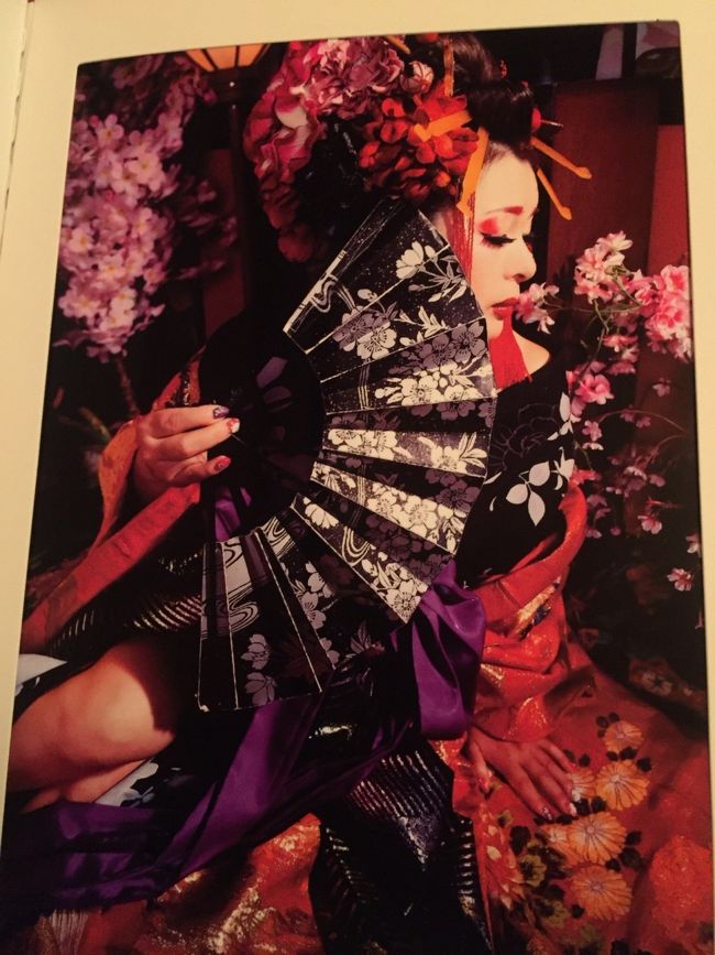 追加１枚１,０８０円ですが、<br />追加せずＣＤ−Ｒにデータを<br />入れてくれるのを追加しました(^O^)<br /><br />表紙写真と上の写真とこの写真はアルバムにしてもらった写真なので、<br />アルバムを撮って載せてます（≧∇≦）<br />同じ写真をラインで送ってもらう事も出来るんだけど、<br />追加で２,０００円（−＿−；）<br />高ーーーい！