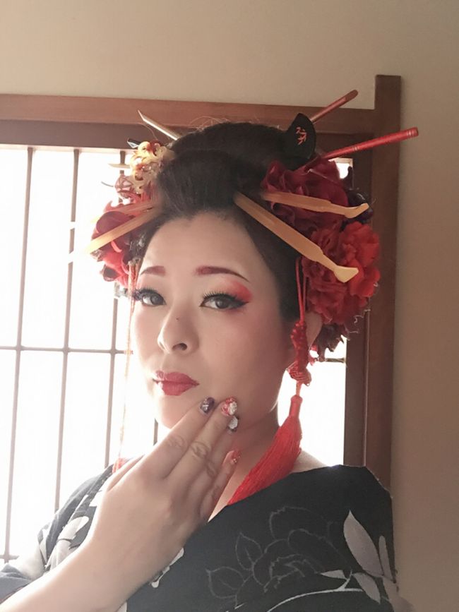 アップ写真を失礼します(笑)<br /><br />こんな感じに出来上がりました。<br />３０分でこの姿に(^O^)<br /><br />ネイルは今回の花魁の為に、<br />こんな感じにしてみました、的な<br />ショットでございます(笑)