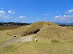 「鬼の窟（いわや）」と呼ばれる古墳

形がユニークで，土塁をめぐらしてあります