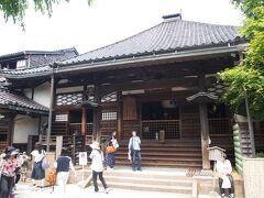 ◆妙立寺（忍者寺）
http://www.myouryuji.or.jp/
忍者寺と呼ばれていますが、正式には妙立寺というお寺で、しかも忍者とは縁もゆかりもありません。お寺の中に様々な仕掛けがあり、まるで忍者屋敷のよう…ということで忍者寺と呼ばれているそうです。

こちらは完全予約制となっていて、まず初めに予約グループ全員でお寺についての説明を聞きます。そのあと４グループほどに分かれてお寺の方のガイドによって見学します。

残念ながら中は撮影禁止となっていたため、おもしろ仕掛けをお見せすることはできませんが、子供だけでなく大人もワクワクできるお寺です。…この担当してくださるガイドさんの腕にも左右されるなという印象を正直抱きました。私たちのグループはとても面白いおじさまのガイドさんでしたが、淡々と説明されるガイドさんもいました…＾＾；
