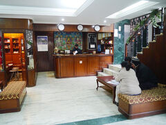 ホテル到着。
ちょうど計画停電中でエレベーターが動かず、階段で5階の部屋へ。
き、きつい…。
1日目だけこのホテルを予約しておいて、あとの宿はノープラン。

2日後に予約してあるトレッキングツアーのガイドさんと打ち合わせを済まし、街ブラへ。