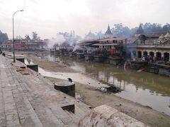 パシュパティナート到着。
対岸は火葬場。
ガイドブックに載っていたので軽い気持ちで来てみたけど、よく考えたら、大切な人との別れを悲しんでいるんだよなと、ちょっと申し訳ない気持ちになった。