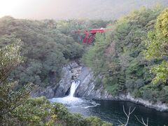 トロ―キーの滝。屋久島周辺を走る国道沿いから、歩いて５分ほど入ると、この景色に出会える。赤く見える橋は国道。