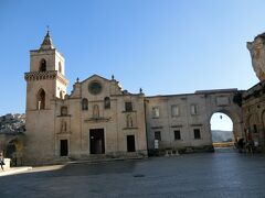 通りを歩いて行くとサン・ピエトロ・カヴェオーソ教会の前の広場に出てきました。
写真がカヴェオーソ教会です。
