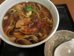 １日目の夕食は、麺が食べたいとリクエスト！

名古屋在住の友人のオススメの「井の」さんへ。

私はきしめん（６００円）を頂きました。

見た目、汁の色が濃いかなと思ったのですが、かつお節が効いててほどよい濃さでした。