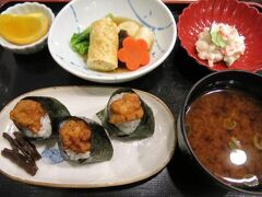 ２日目のランチは天むす。

栄の地下街にある「地雷也」さん。

天むすミニ定食（７８０円）を頂きました。

食べやすいサイズの天むす３つに、炊きあわせと味噌汁、小鉢が付いてきます。

赤だしのお味噌汁が温まります。