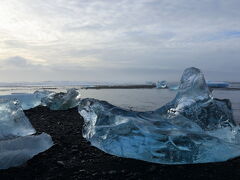 Jokulsarlon Lagoon
ツアー3日目。
流れ着いた氷河のかけらを鑑賞。
なんやこれ、凄い綺麗なんやけど。