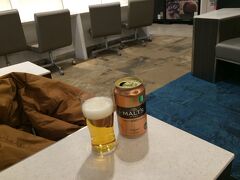 熊本空港に到着
高千穂行きのバスの出発までまだ時間があるようなので、カードラウンジ「ＡＳＯ」へ
アライバルでも使えて、ビール1本無料です
