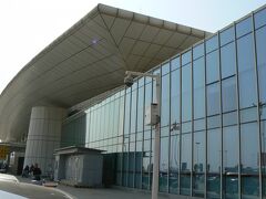 夜に眠れなかったし（遠足行く子供みたい）、朝早かったので飛行機の中は爆睡。飛行時間約5時間はあっという間でした。

イミグレはすぐに終わったけど、荷物のところですごいことに！！それほど広い場所でもないのにカートを持って待ち構えている人続出（もちろん爆買いの方たち）。体ごとぶつかっても何も言わないし、カートが人に当たろうとお構いなし！！全く…
怒りｹﾞｰｼﾞ　MIN ■■■■■■■□□□ MAX (("o(-"-;)ﾌﾟﾙﾌﾟﾙ
ここに嫌われる理由ありです。

なんとか長いセキュリティーの列が終り外へ出て両替のところへ行くと、中の女性が「外に出て左、ターミナル２」と言うのでいったん外へ。でもよくわからない？？もう一度同じ女性に聞きに行って同じことを言うので「歩くの？」と聞くと「6分くらいだから・・・」って。道案内も何もないけど左へ歩いて行った。
