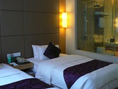 江漢路は人も車もバイクも多く、信号があっても歩行者は優先ではありません。バイクが来たら避けるか待つかしてうまく渡って行かないと・・・危ない時が何度もありました。ΣΣ(￣◇￣；)！ﾊｳｯ!?

途中から歩行者天国になりました。ホテルは新世界百貨店と言うデパートの上に部屋があるドーセット　ウーハン　ホテル。すぐにわかりました。
