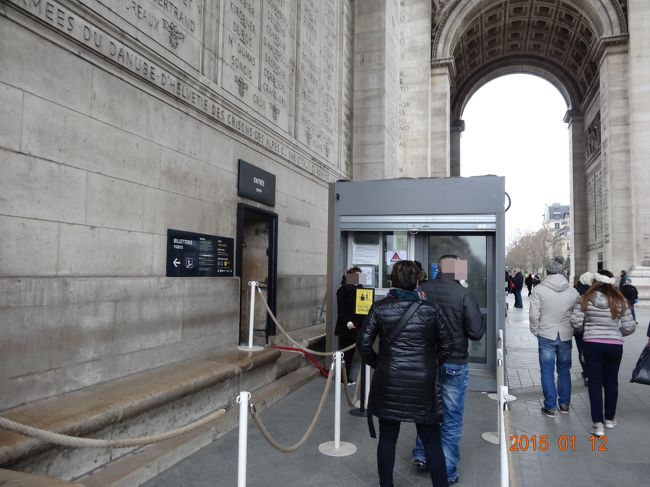 凱旋門に上る入口に並びます。見ての通り、行列は殆んどありませんでした。