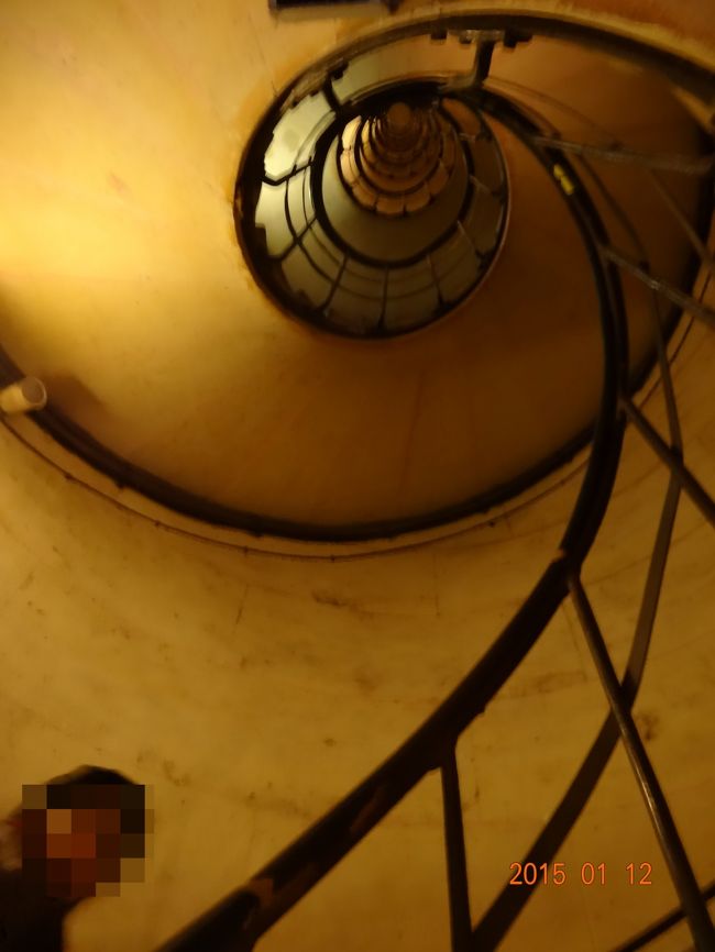 結構長い螺旋階段を上ります。<br />この日はノートルダム寺院の階段も上ったし、かなり歩いた後だったので、かなり辛かったです。<br />感覚的には、ノートルダム寺院の階段より、こちらの階段のほうがキツイ気がしました。<br />もっと歳を取って足腰が弱くなってから、この階段を上るのはちょっと大変かも・・・。