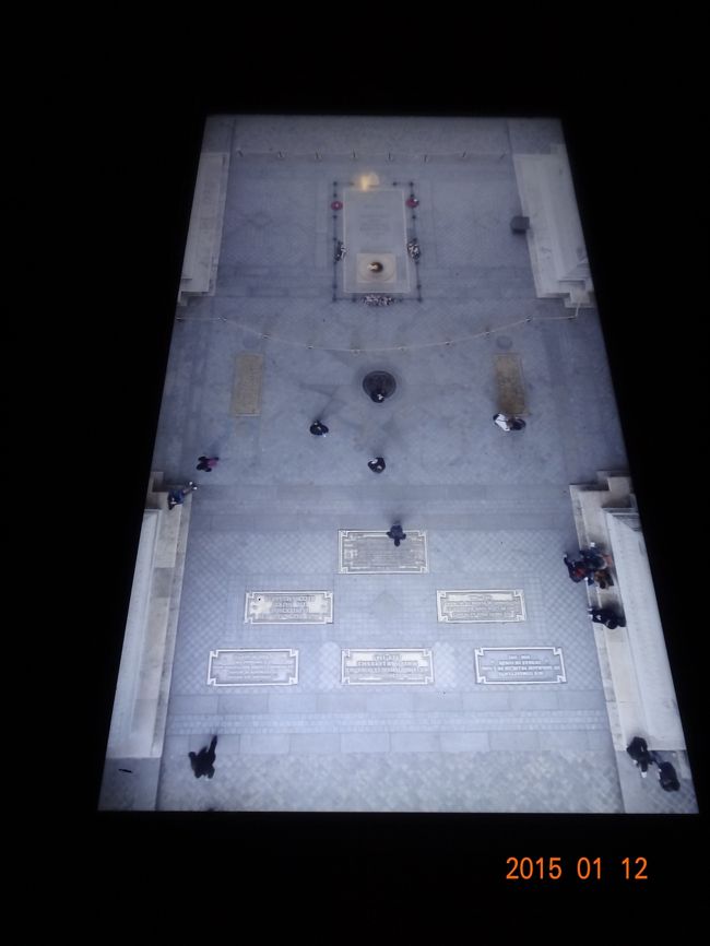 凱旋門の真下を写した、カメラのモニターがありました。下にいる人が小さく写っています。