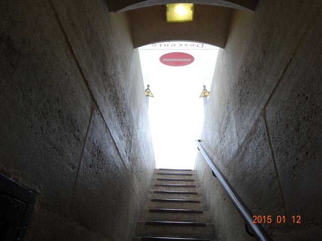 この狭い階段の先に明るい光が見えて・・・。