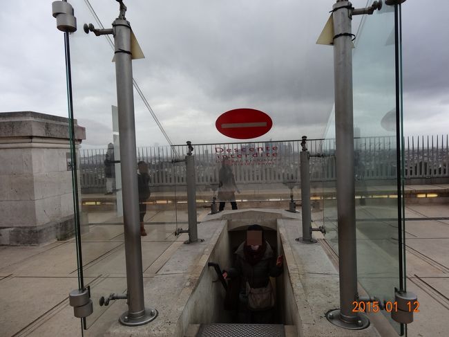 屋上に到着。<br />上り始めて屋上まで、（途中ちょっと休みましたが）約８分かかりました。