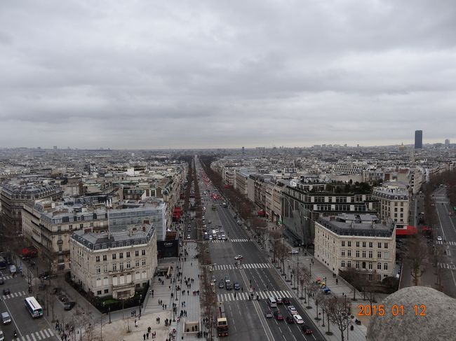 曇り空が残念ですが、凱旋門の上からしか見られない良い眺めです。