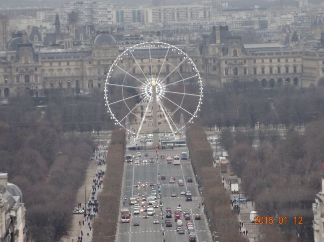 その先に観覧車、ルーブル美術館が見えました。