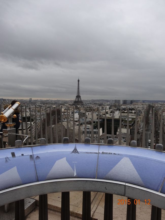 お立ち台のような所からのエッフェル塔も。