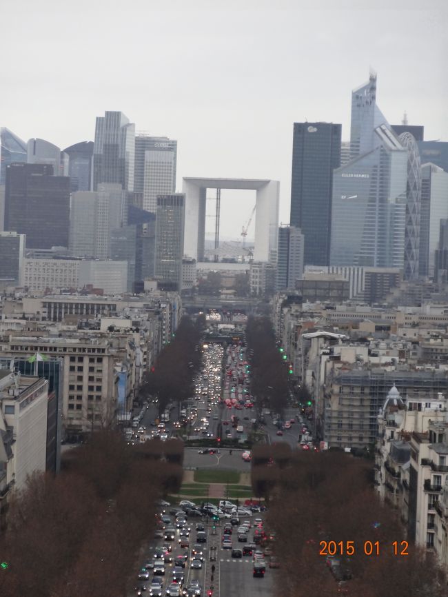 シャンゼリゼ通りの反対側には、新凱旋門。