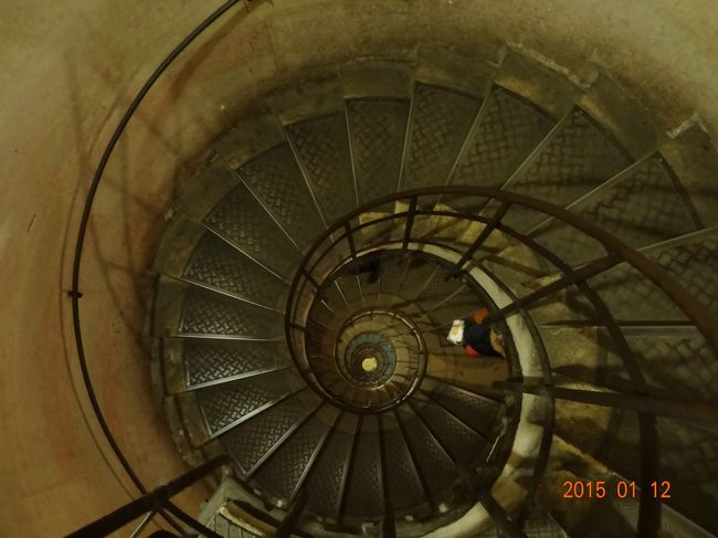 こちらもやっぱり長い螺旋階段。見ているだけで、目が回ります。